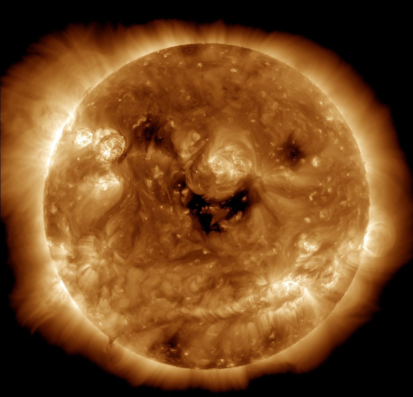 NASA päikesedünaamika observatooriumi SDO foto Päikesest 26. oktoobril 2022. Teadlaste sõnul meie süsteemi täht nagu naerataks