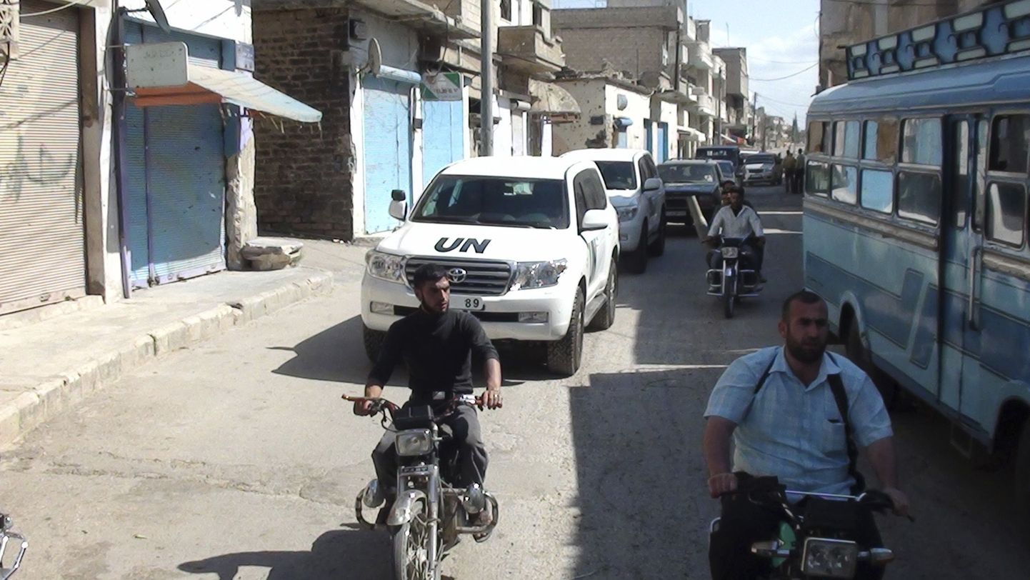 Vaba Süüria Armee liikmed Rastani linnas saatmas ÜRO vaatlejaid.