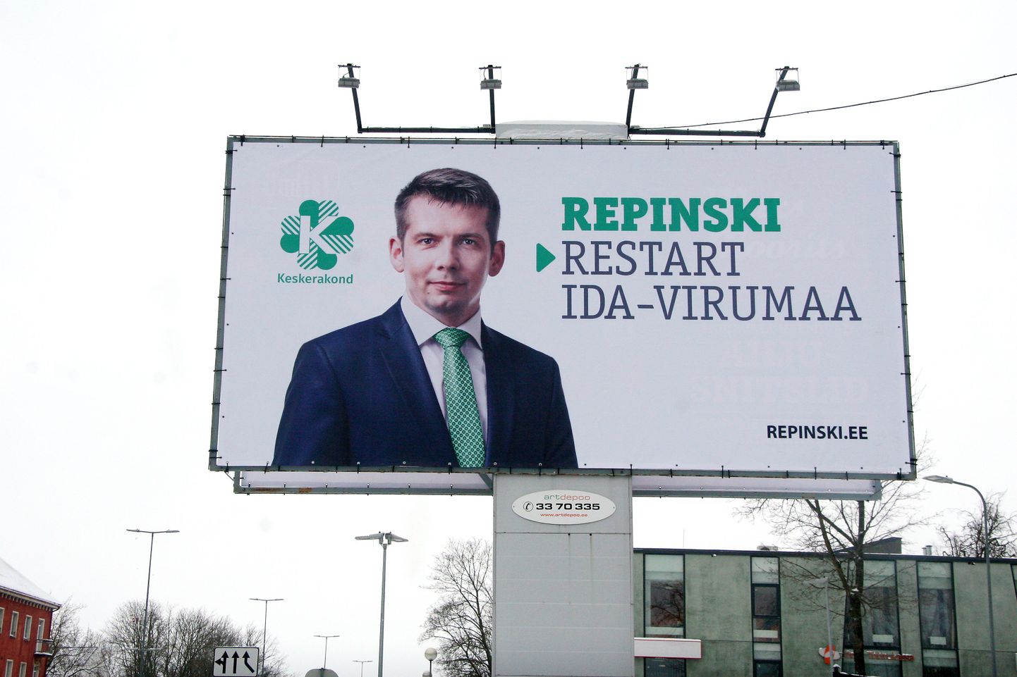 Большой предвыборный плакат Мартина Репинского в центре Йыхви.