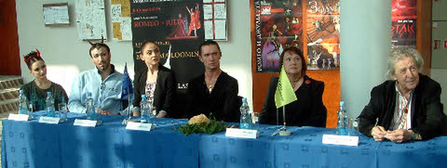 Natalja Kassatkina, Vladimir Vassiljov ja teatri juhtivad balletitantsijad suhtlesid meeleldi publikuga, vastasid küsimustele ning andsid autogramme.