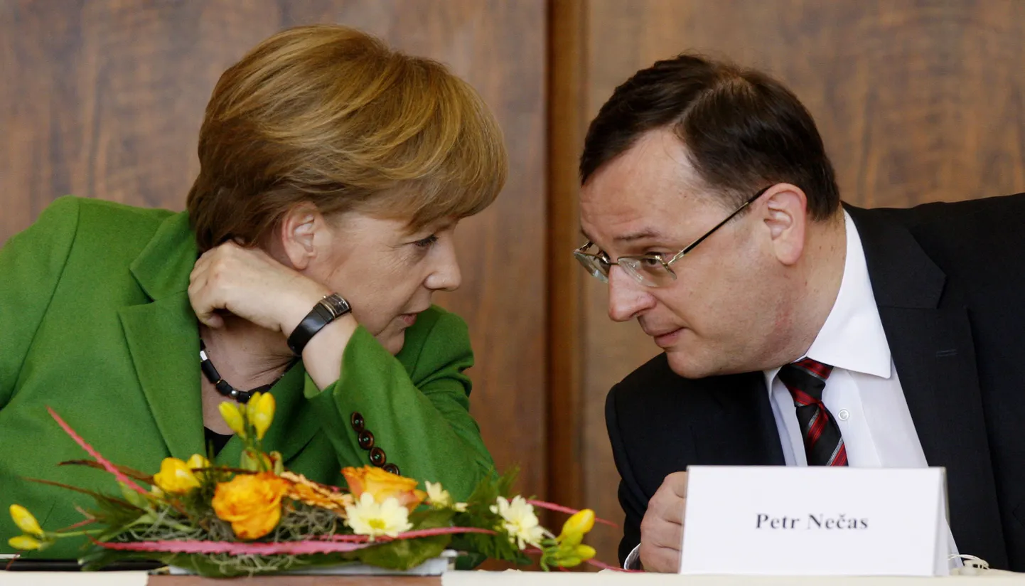 Saksamaa kantsler Angela Merkel  ja Tšehhi peaminister Petr Nečas täna Prahas tudengitega kohtumisel.