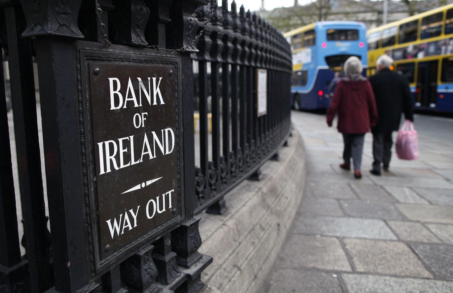 Ostlejad mööduvad Dublinis Iirimaa keskpanga peakorterist.