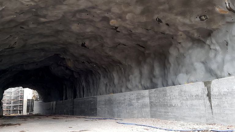 Kimola paaditunneli ehitus. Betoonkai tunneli servas on mõeldud hädaolukorras aluselt lahkumiseks. Veetase jääb tulevikus umbes pool meetrit kaiservast allapoole.