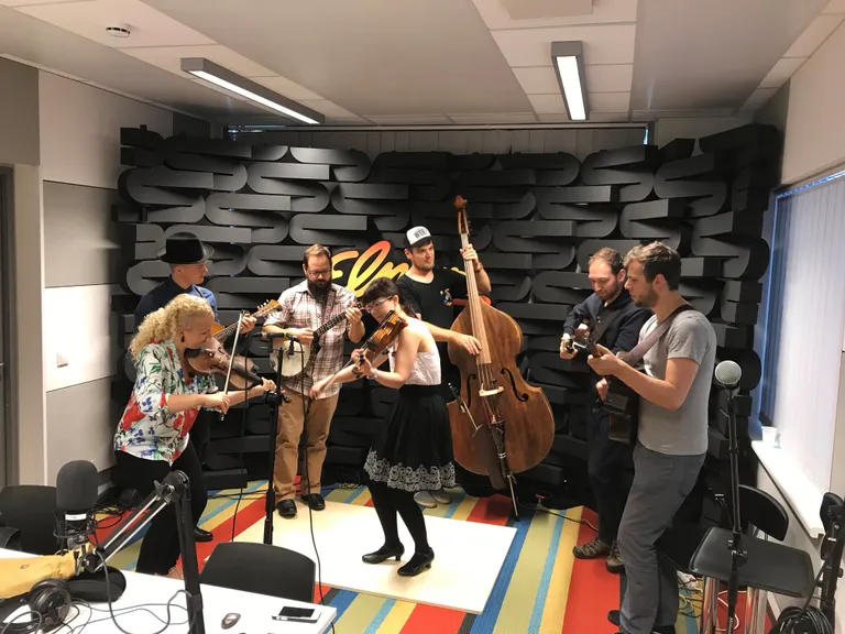 Curly Strings ja The April Verch Band raadio Elmar LIVE stuudios