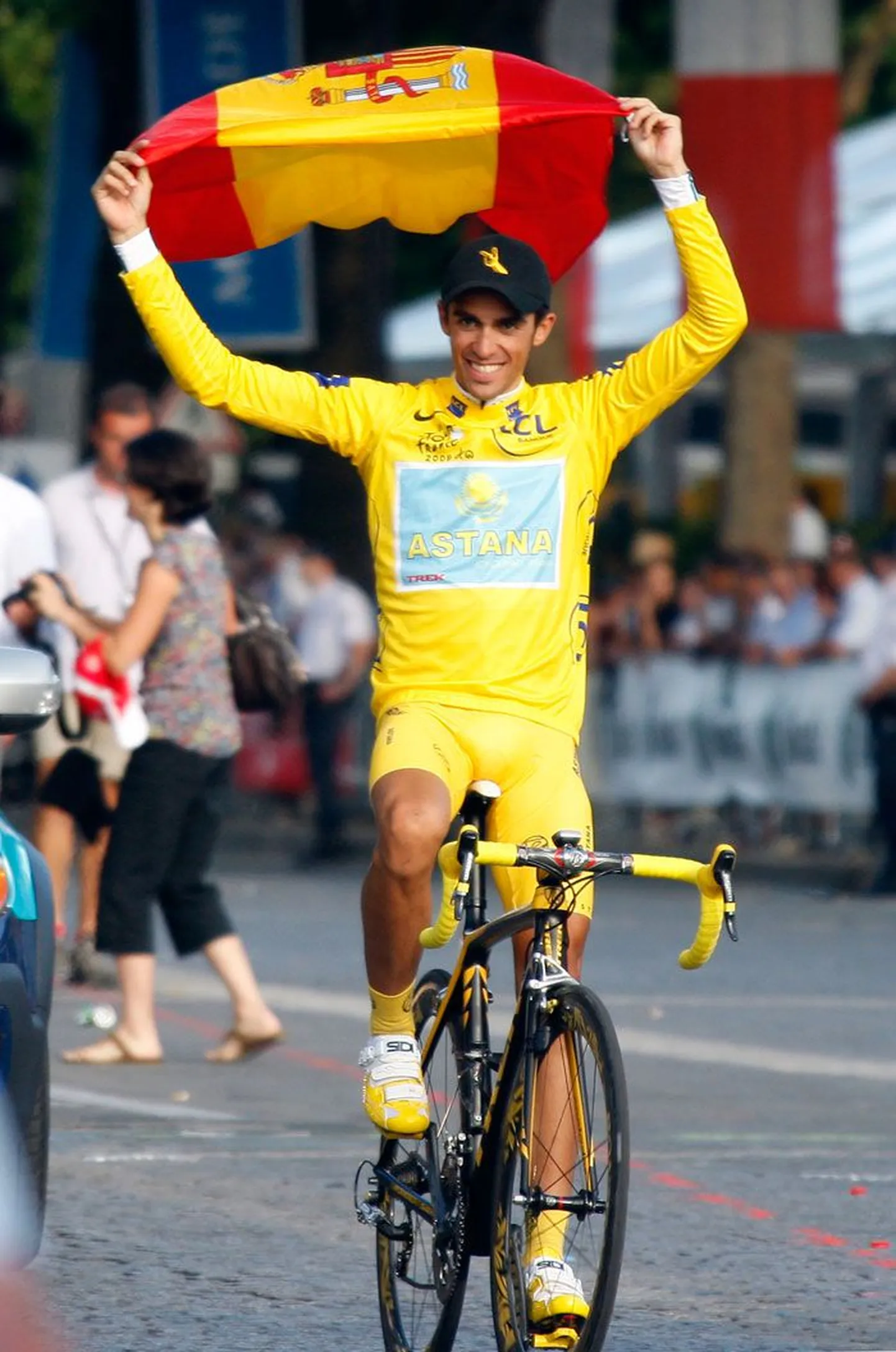 Жизнь испанского велогонщика, двукратного победителя велогонки Tour de France Альберто Контадора не была усыпана лепестками из роз. За свою карьеру он пережил и опасное для жизни падение, и обвинение в применении допинга.