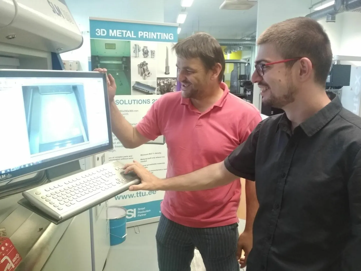 Yaroslav Holovenko (paremal) ja Lauri Kollo näitavad 3D-prinditava implantaadi modelleerimise protsessi.