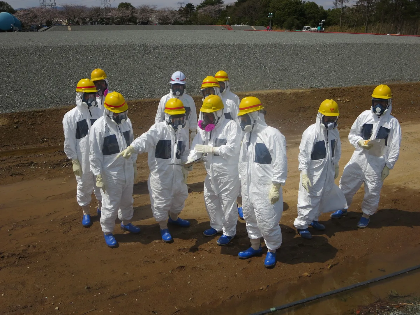 Kaitseülikondades Tokyo Elektrienergia kompanii president ja esindus inspekteerimas Fukushima tuumajaama lekkivaid mahuteid.