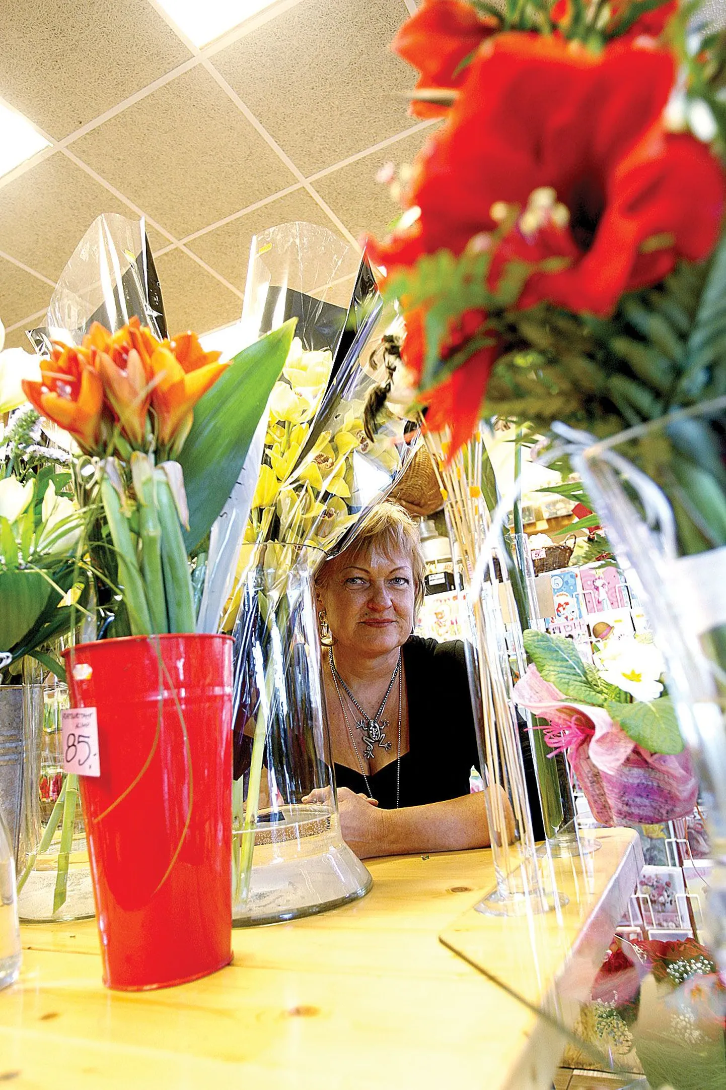 Liisu Lillede ainuomanik Helvi Suurtee pakub midagi nii neile, kes soovivad esinduslikku kimpu, kui ka neile, kes tahavad viia mõne tagasihoidliku õie kalmistule.