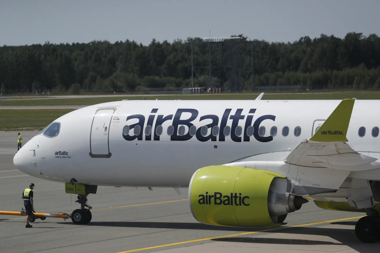 AirBalticu lennuk Airbus A220-300 Riia lennuväljal.