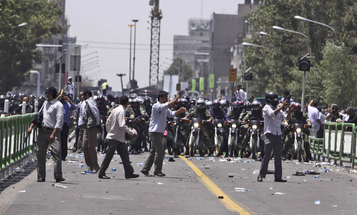 Politsei kasutas Teheranis meeleavaldajate vastu pisargaasi.