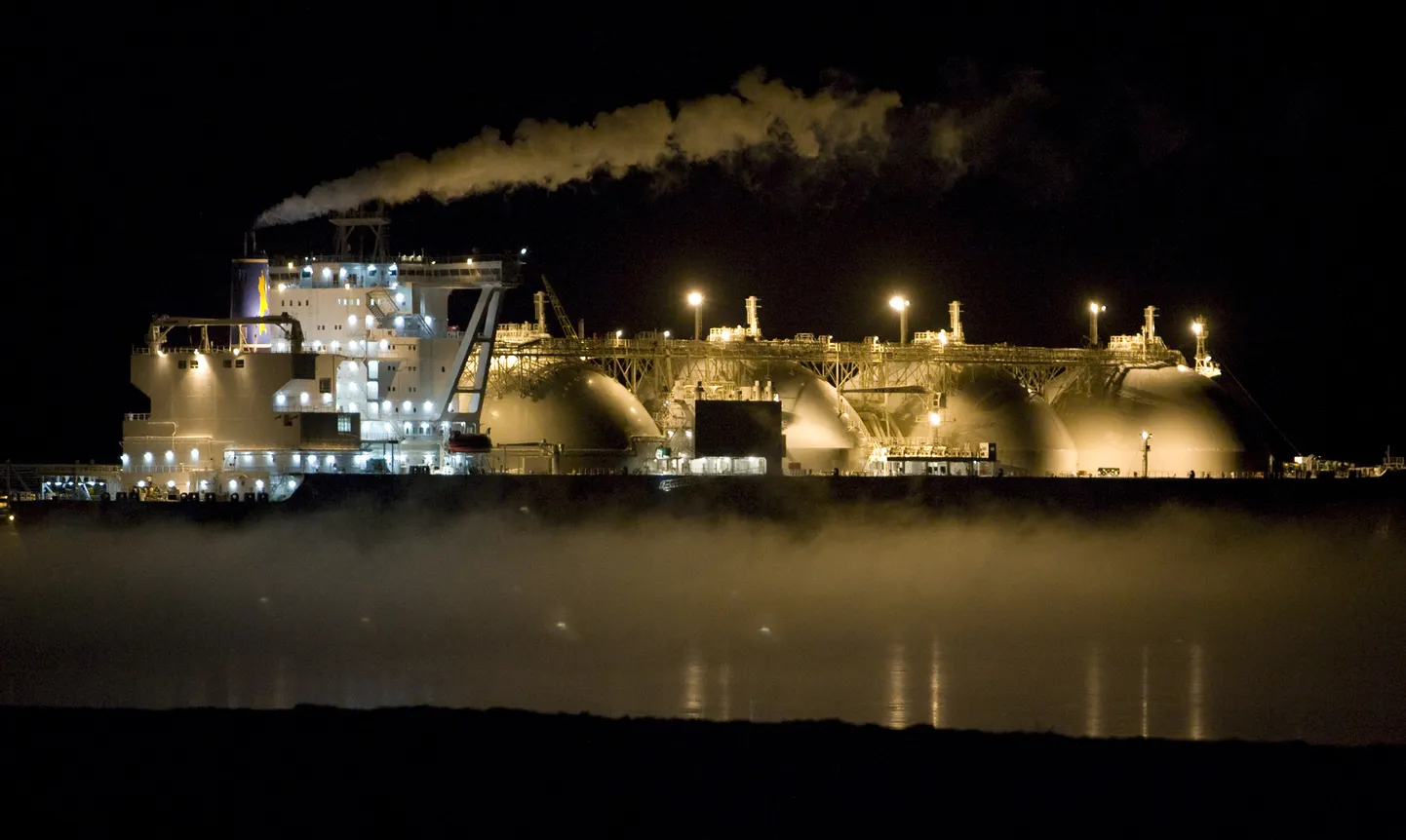 Судно со сжиженным природным газом (СПГ) стоит на якоре у города Корсаков на острове Сахалин. Фото иллюстративное.