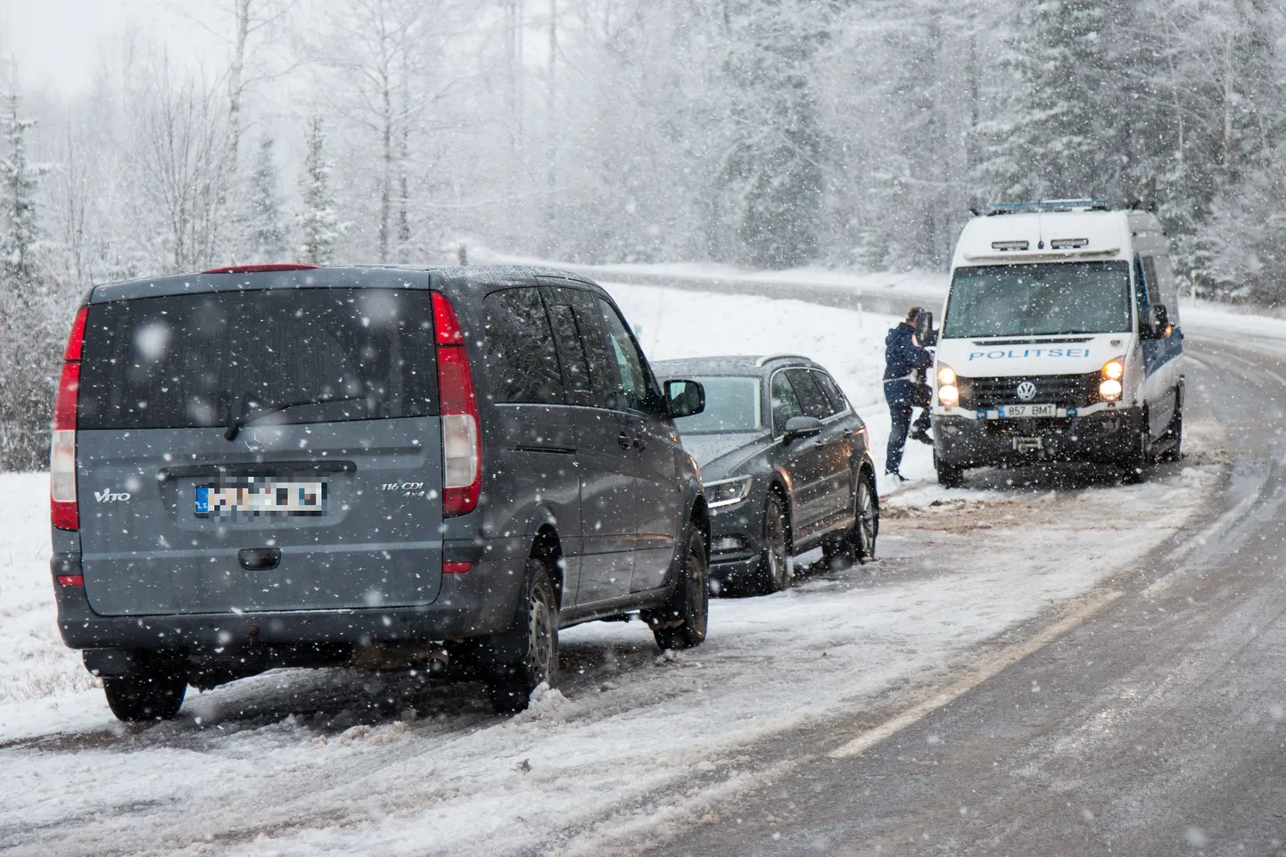 Politsei on tänavu tabanud mitu autovaraste jõuku. Fotol veebruaris autovaraste tabamiseks korraldatud politseioperatsioon Mulgimaal.