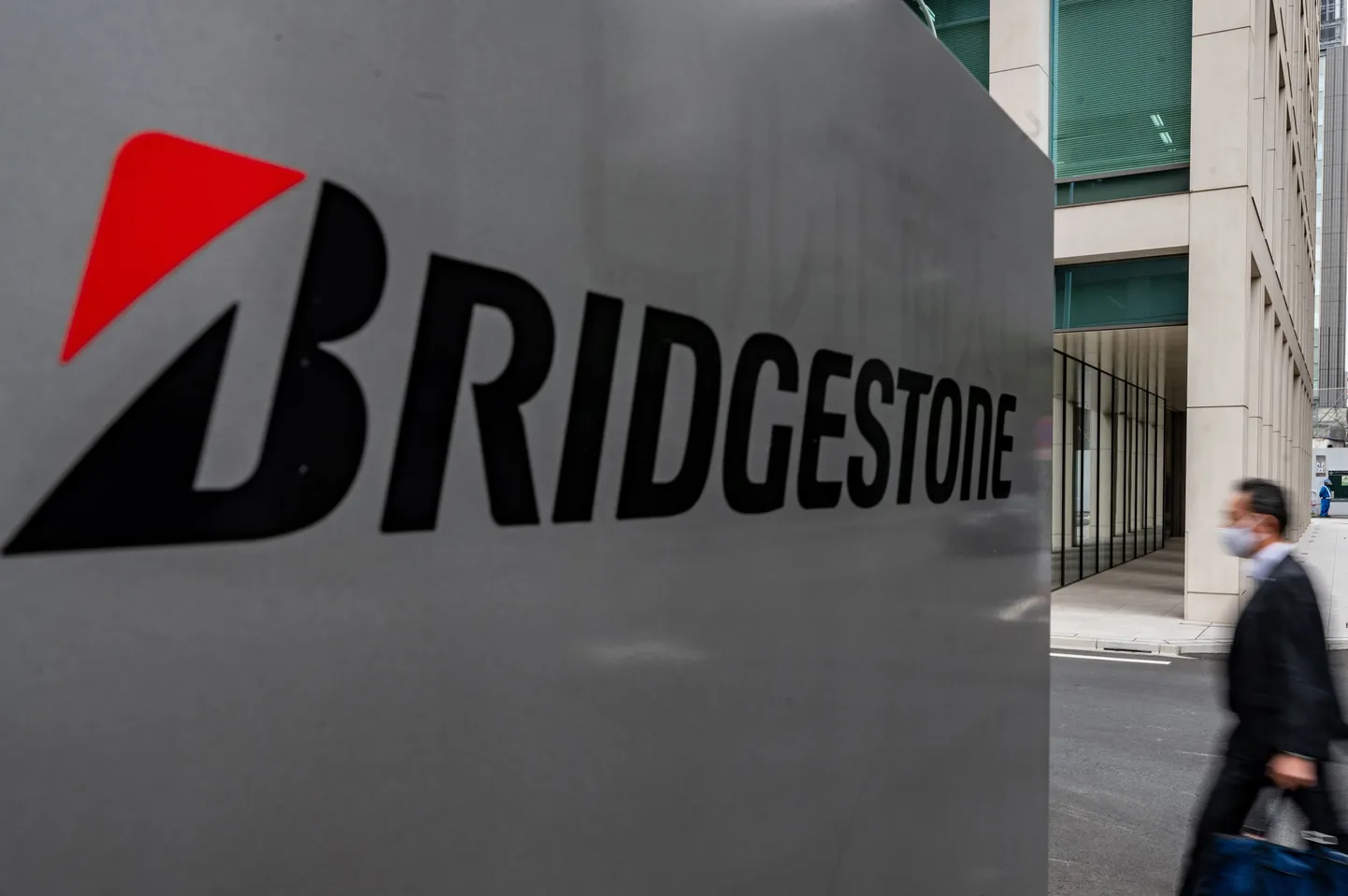Bridgestone'i logo nende Jaapanis asuva peakontori ees.