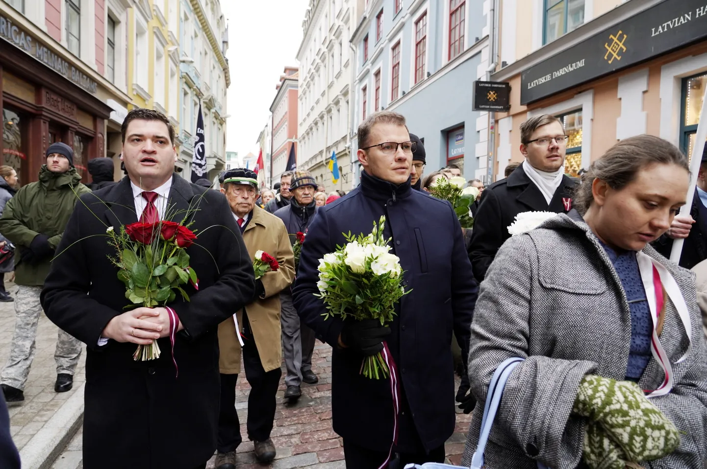 Rīgas domes priekšsēdētāja vietnieks Edvards Ratnieks (no kreisās) un Saeimas deputāts Ravis Dzintars piedalās Otrā pasaules karā kritušo latviešu leģionāru piemiņas gājienā no Rīgas Sv.Jāņa baznīcas līdz Brīvības piemineklim.