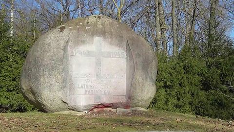 Sodišče oprostilo ruskega državljana obtožb za oskrunjenje spomenika legionarjem