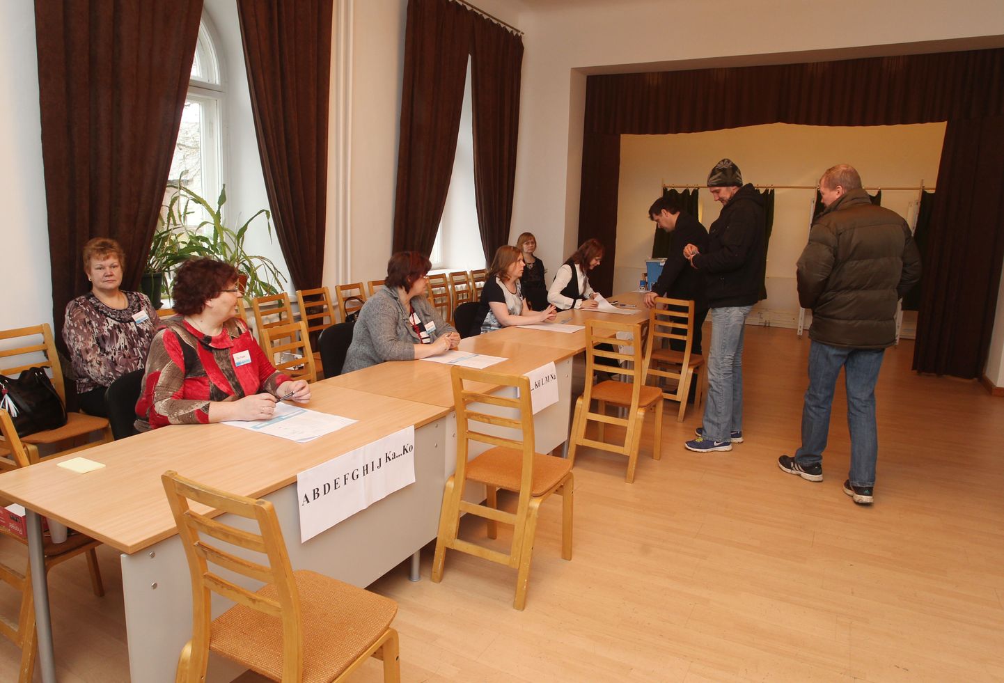 Kambja vallamajas asuv valimisjaoskond muutus täna pärast kella kümmet üsna rahvarohkeks.