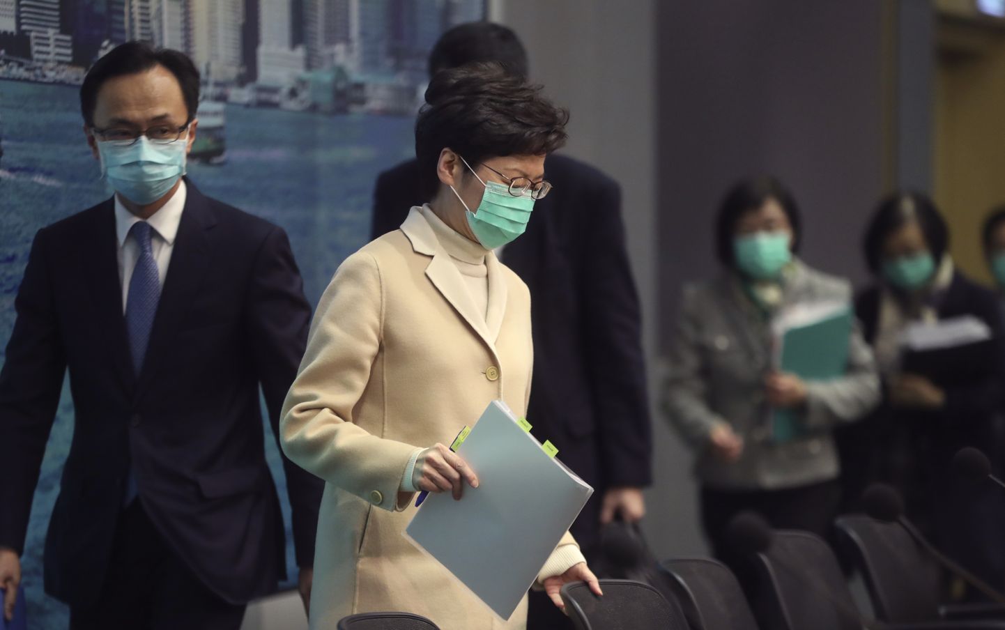 Isegi Hongkongi liidrid kannavad nüüd avalikult maske, kuigi eel nädalate eest olid need protestide tõttu rangelt keelatud.