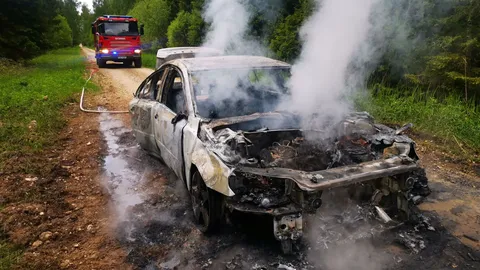 Спасателям пришлось тушить полыхавшую открытым огнем машину