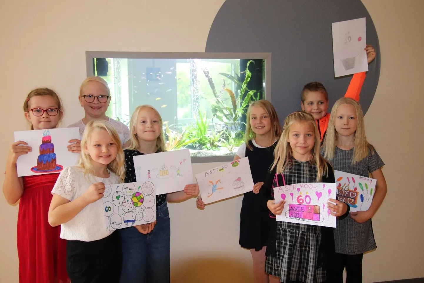 PALJU ÕNNE, ASTE KOOL! soovivad õpilased Ursula Hein, Tea Kesküla, Kristella Shaluhhin, Teele Tõhk, Taisi Kungla, Isabel Adoson, Marilin Poopuu ja Kennert Mänd.