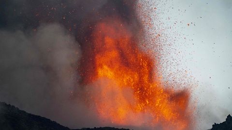 Etna mässis Sitsiilia tuhapilve, kohalikud elanikud porisevad