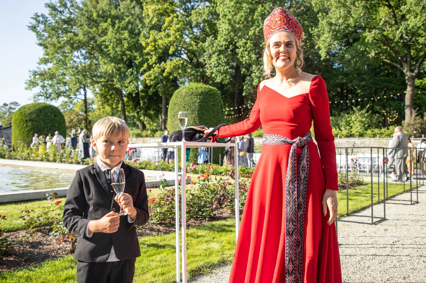 Julia Laffranque koos poja Tobias Louis'iga presidendi roosiaias.