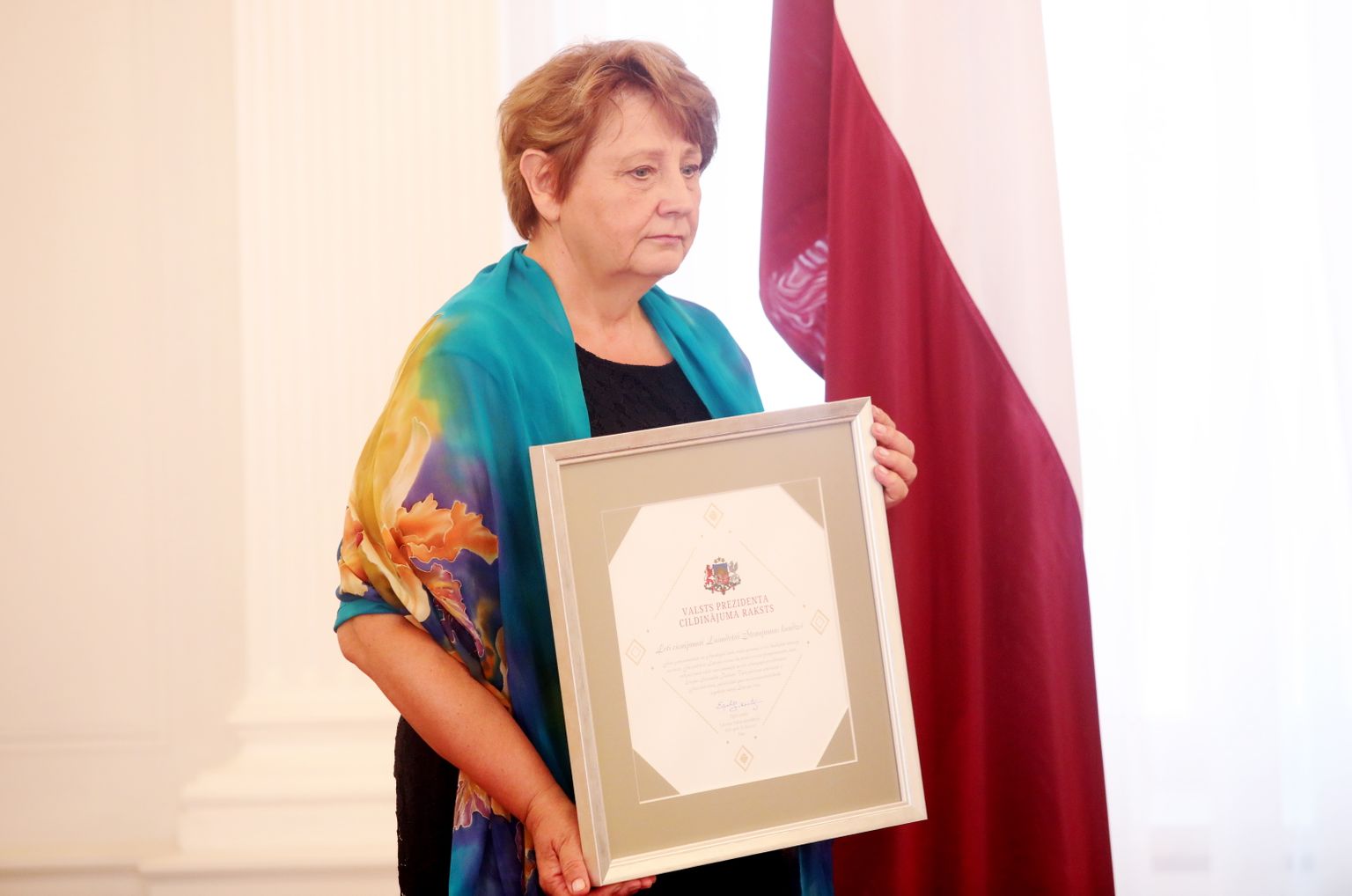 Latvijas Ministru prezidente (2014-2016) Laimdota Straujuma saņemot Valsts prezidenta Cildinājuma rakstu Rīgas pilī.
