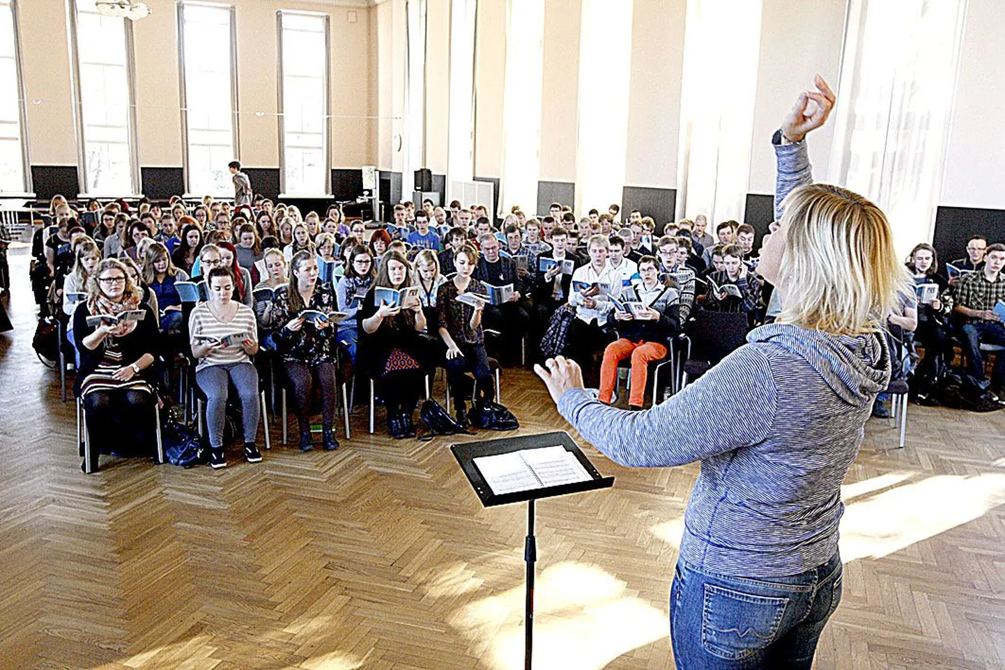 Dirigent Triin Koch juhatas laupäeval haridus- ja teadusministeeriumi saalis Tartu kooride ees hommikuse proovi esimest laulu, Konstantin Türnpu «Priiuse hommikul».
