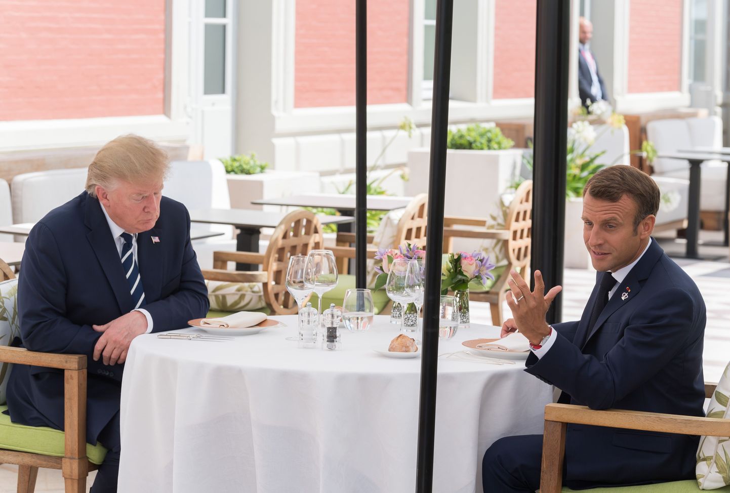 Donald Trump ja Emmanuel Macron G7 tippkohtumise eelsel lõunal.