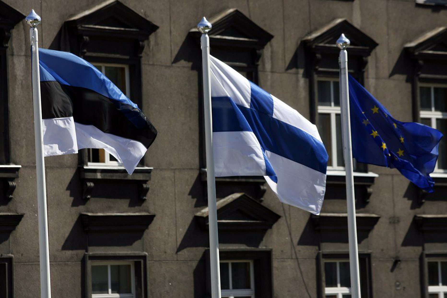 Eesti, Soome ja Euroopa Liidu lipud.
