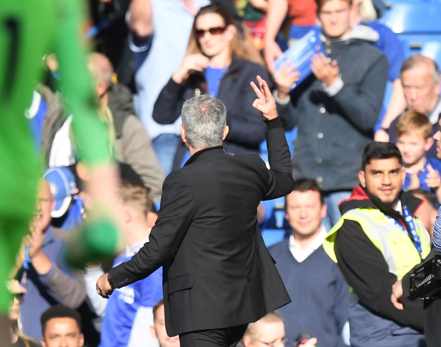 Jose Mourinho Chelsea fännide suunas vaatamas.