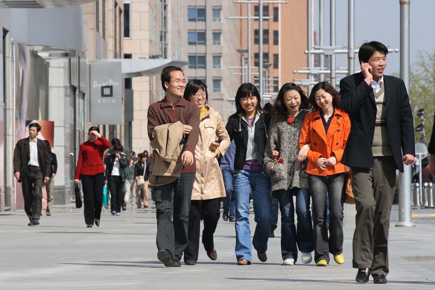 Noored hiinlased Pekingis. Pilt on illustreeriv