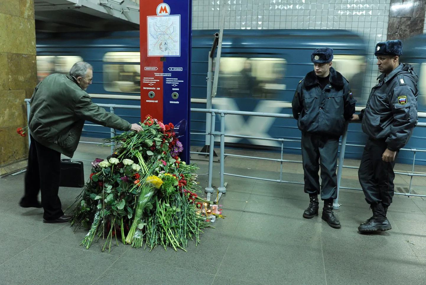 Lilled Moskva metrooplahvatuse ohvritele.