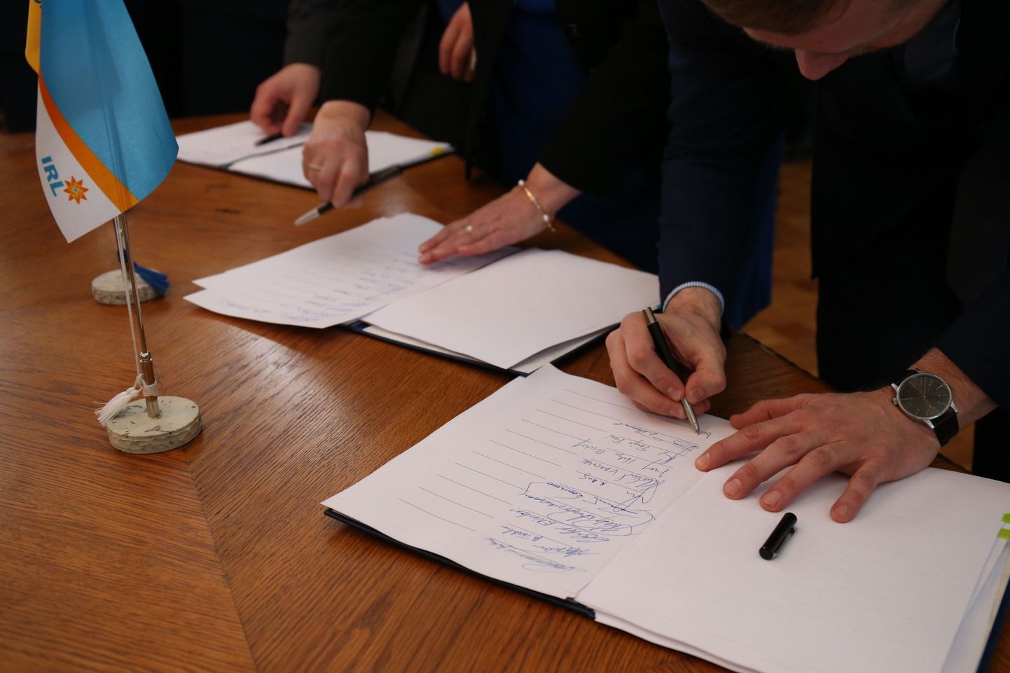 Reformierakonna, Sotsiaaldemokraatliku Erakonna ning Isamaa ja Res Publica Liidu esindajad allkirjastasid kevadel koalitsioonileppe.