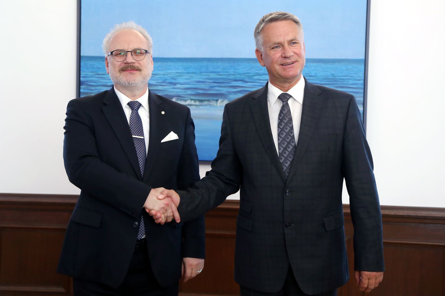 Valsts prezidents Egils Levits (no kreisās) un kultūras ministrs Nauris Puntulis tikšanās laikā Rīgas pilī.