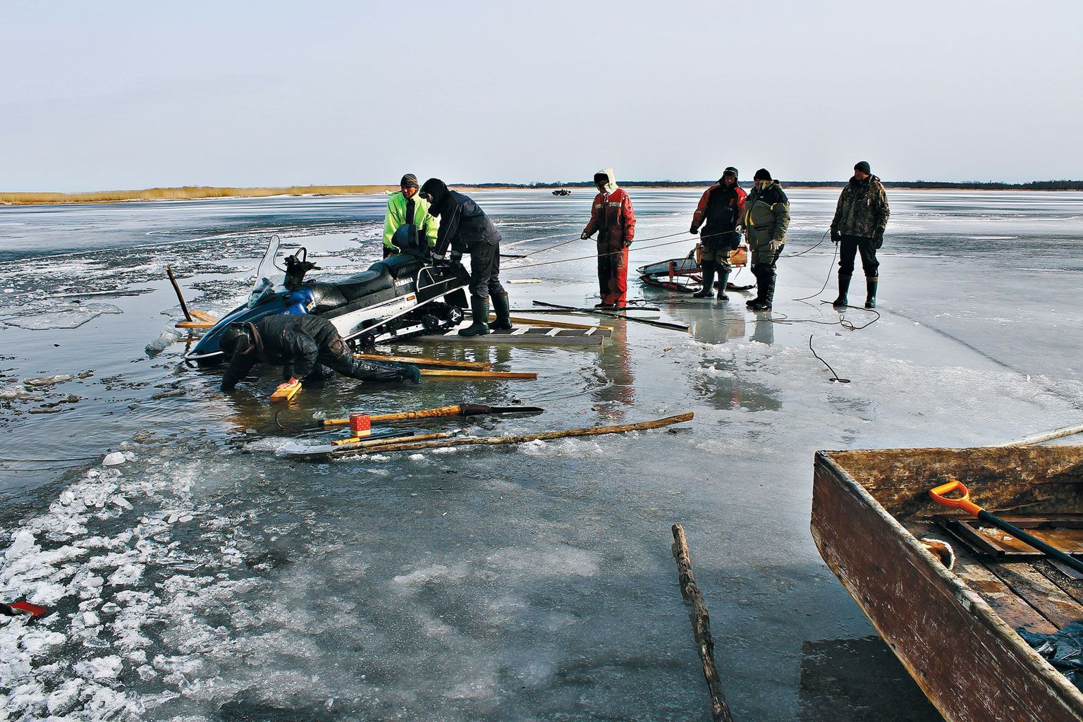 Piirissaare kalurid tõmbasid laupäeval Uhtininas järvest välja nelja Läti kalamehe mootorsaani, mis uppus seal ära reede päeval. Kalamehed pääsesid õnnetusest elu ja tervisega.