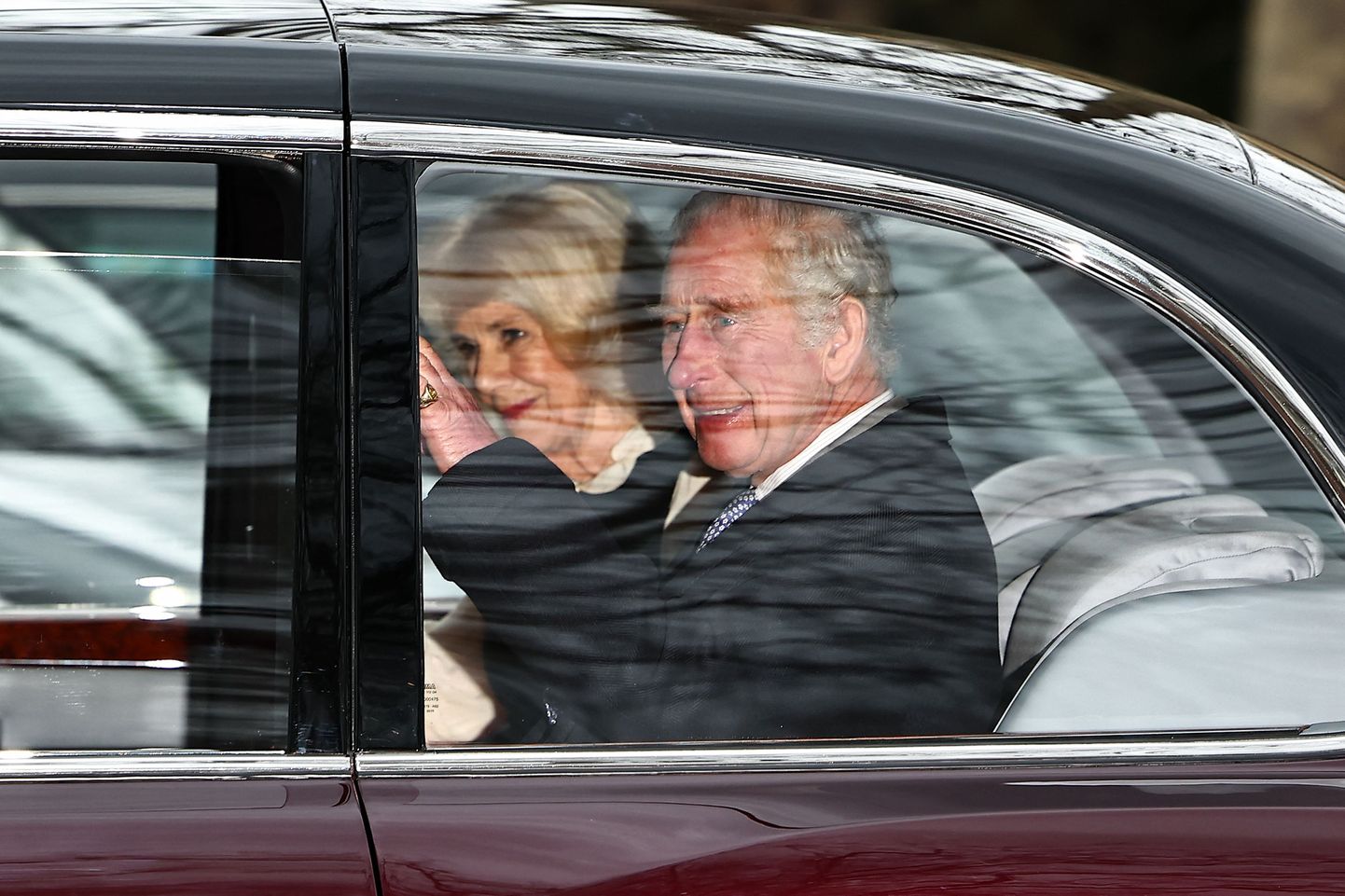Briti kuningas Charles III ja kuninganna Camilla lehvitamas autos, suundudes 6. veebruaril Clarence House'ist Buckinghami paleesse.