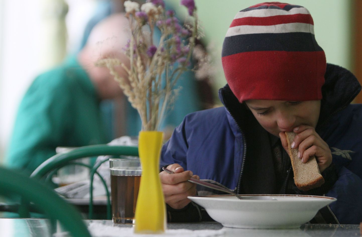 Мальчик обедает в общественной столовой в Омске.