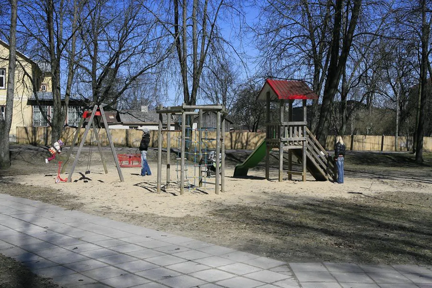 Kindlustusselts Seesam on lubanud heategevuse korras Viljandi Kiigepargis püsti panna ainulaadse liivaga mängimise atraktsiooni.