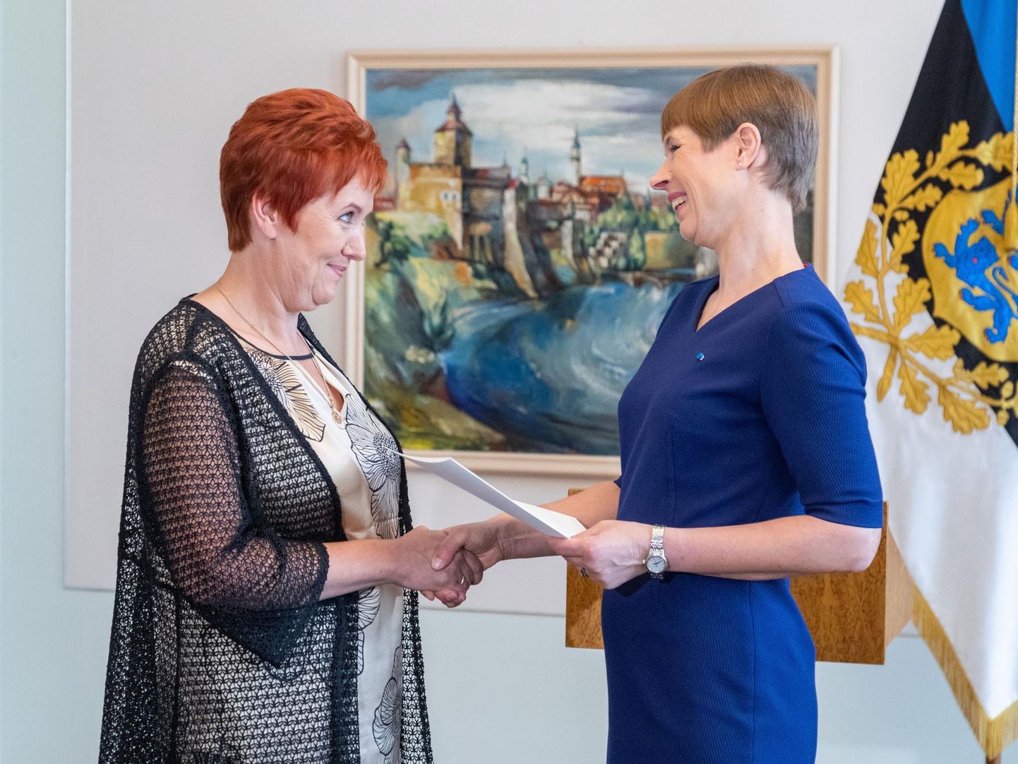 Möödunud aasta juunikuus andis presidendi kultuurirahastu sotsiaaltööpreemia sõltuvushaigete ravi- ja rehabilitatsioonikeskusele. Vasakul on keskuse juht Rita Kerdmann ning paremal president Kersti Kaljulaid.