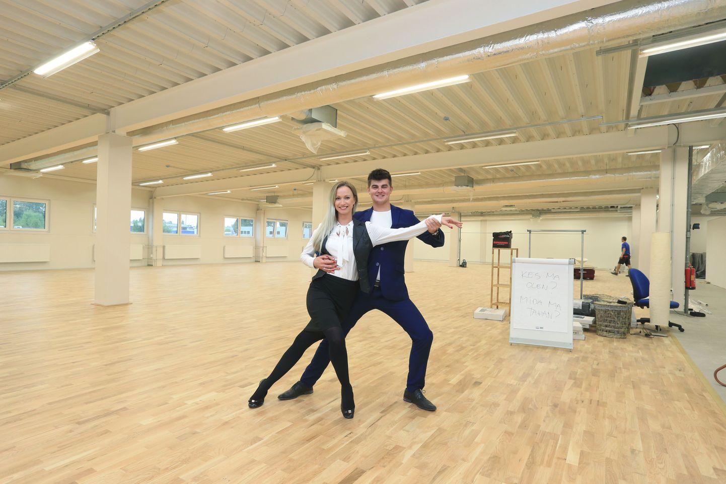 Kaisa Oja-Mehine ja Marko Mehine võtavad tantsupoosi Sepa tänava treeningusaalis, mida ehib üüratu tammeparkett.