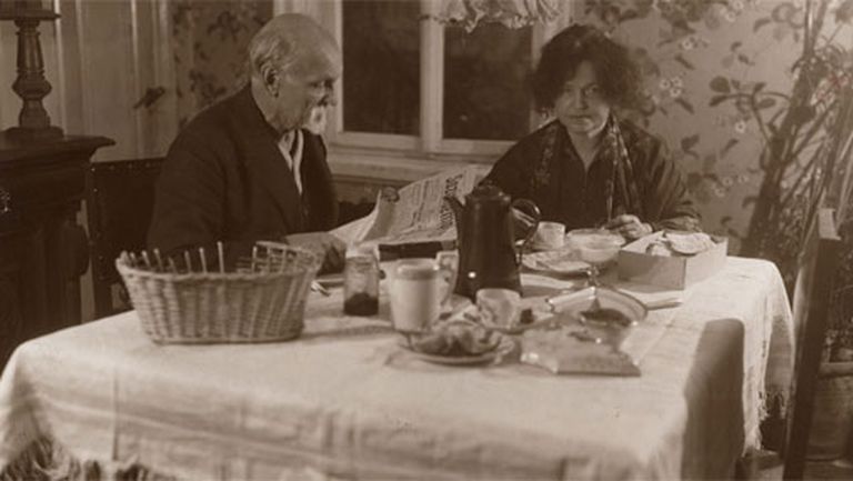 Rainis un Aspazija pie brokastu galda Baznīcas ielas dzīvoklī 1927. gada 6. martā. M. Lapiņa foto
