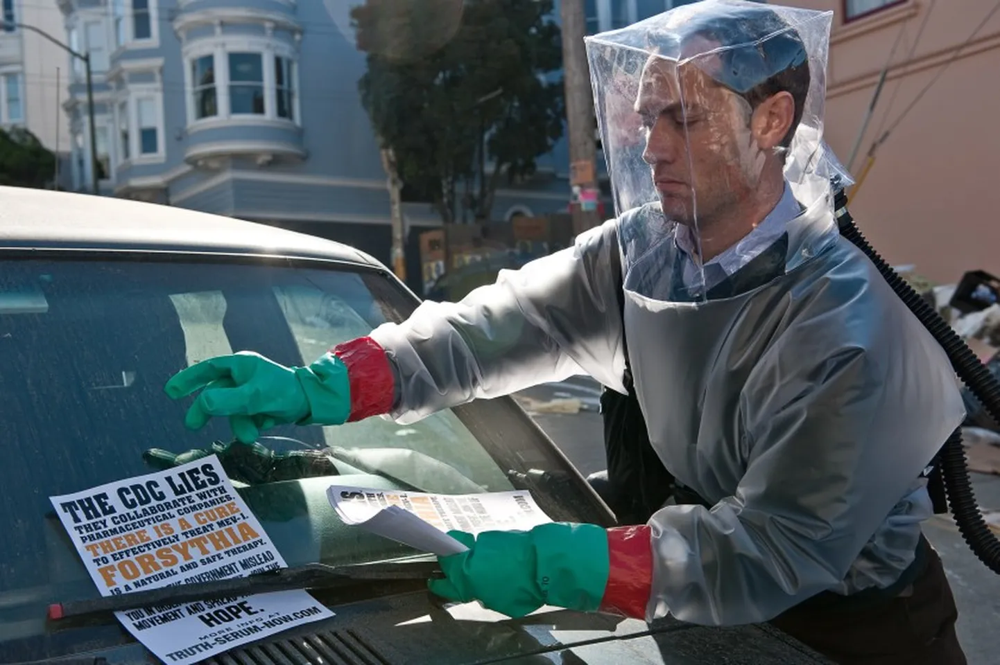 Jude Law filmis "Nakkus" (Contagion)