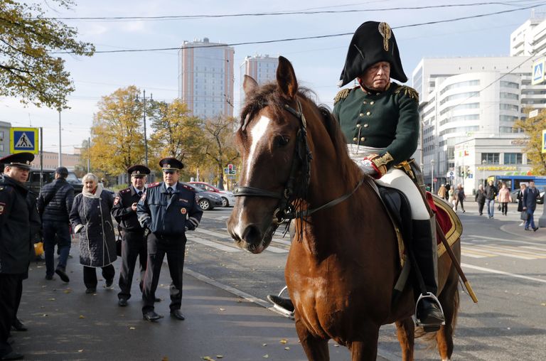 Sokolovs tērpies kā Napoleons uz zirga.