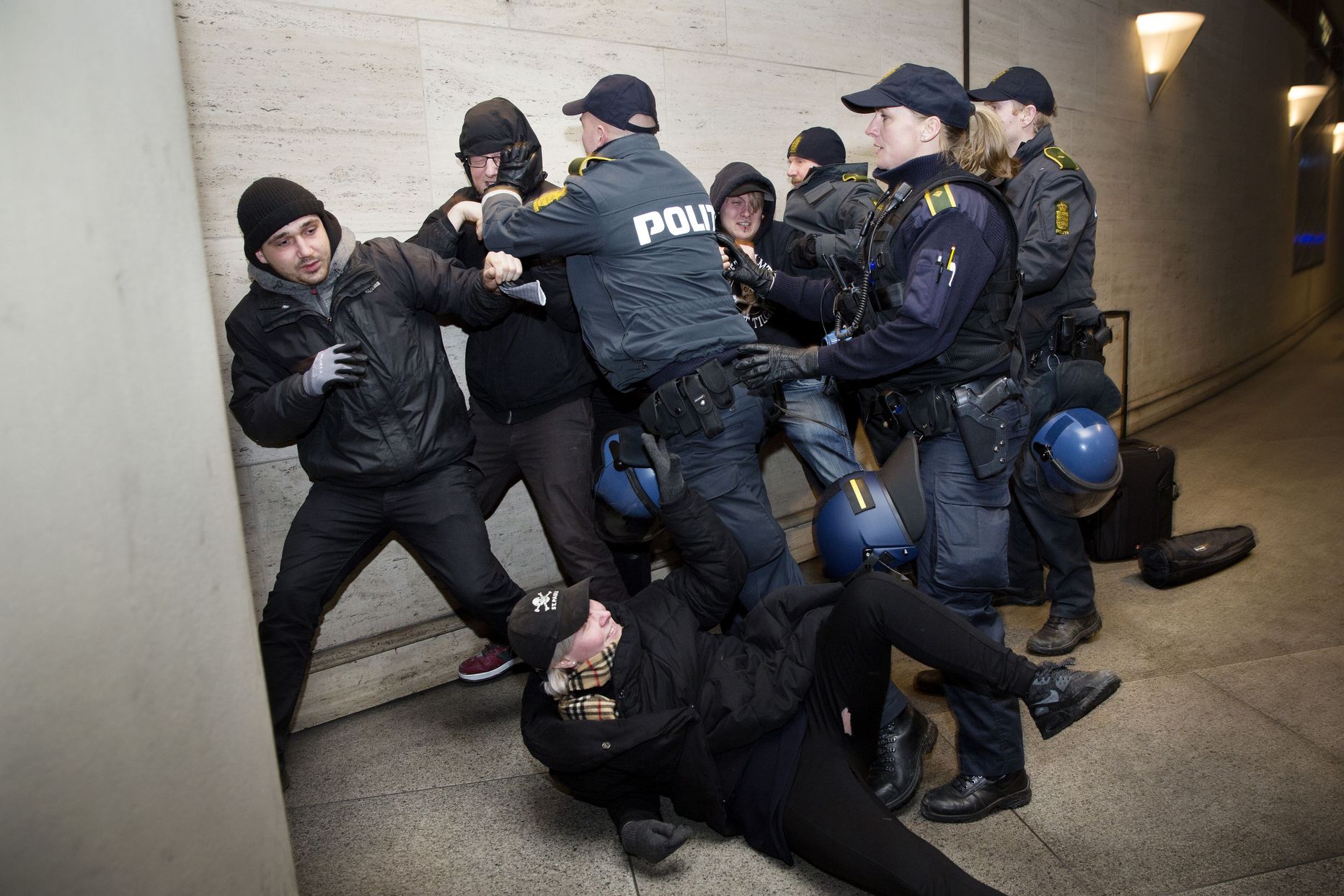 9. jaanuaril Kopenhaageni lennujaamas toimunud kokkupõrge migrante toetava organisatsiooni «Pagulased on teretulnud» ja reisidokumente kontrollivate Taani politseinike vahel.