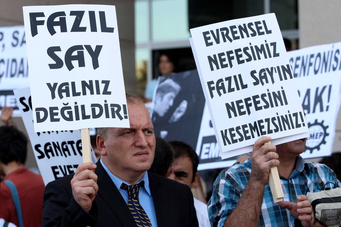 Inimõiguslaste meeleavaldus Istanbulis, kus avaldatakse toetust islami solvamise eest kohtu ette viidud pianist Fazil Say'le.
