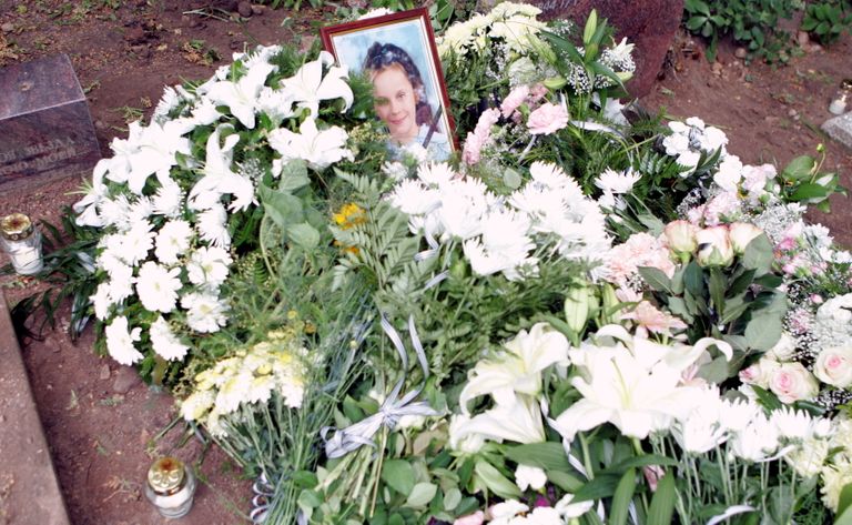 Ziediem klātais noslepkavotās desmitgadīgās meitenītes Diānas Kozlovskas kapiņš Dobeles kapos
