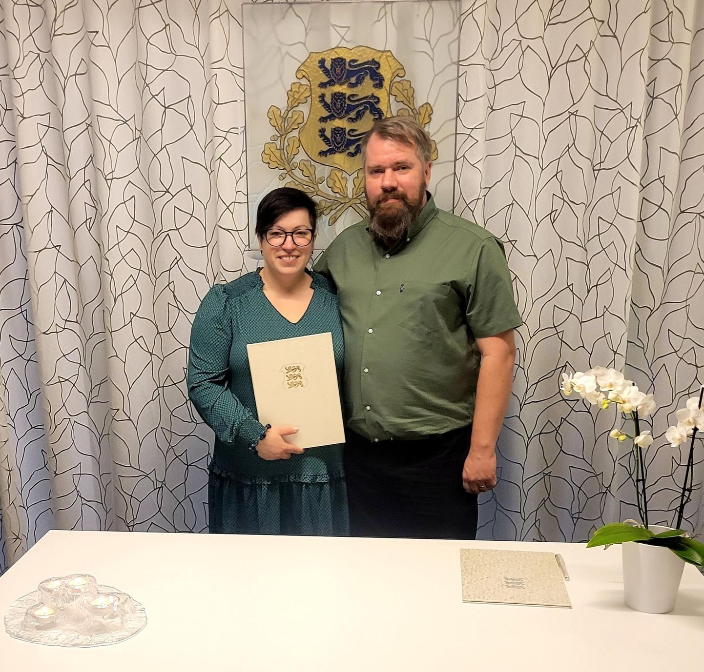 Krista Masing ja Margus Bõstrov 22. oktoobril abielutunnistusega Rakvere linnavalitsuse kabinetis.