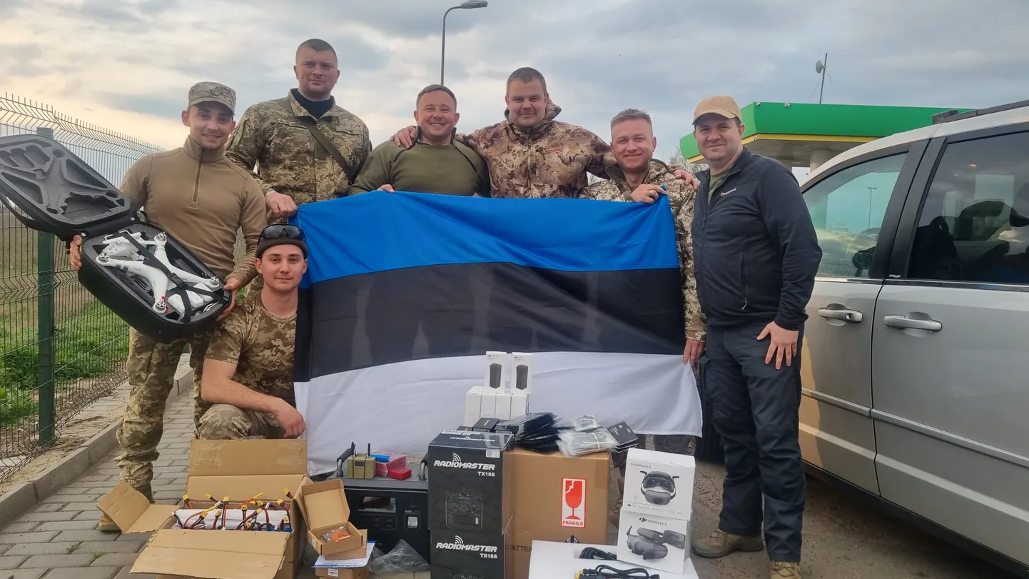 Eesti vabatahtlikud mittetulundusühingust Võidutahe viisid aprillis Ukraina õhutõrjujatele Hersoni linna droonide valmistamiseks vajalikke osi ja muud varustust. Paremalt esimene on Toomas Roolaid ja kolmas Raivo Olev.