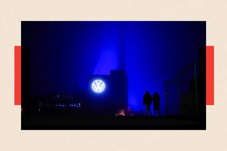 Завод VW в темноте с синей подсветкой.