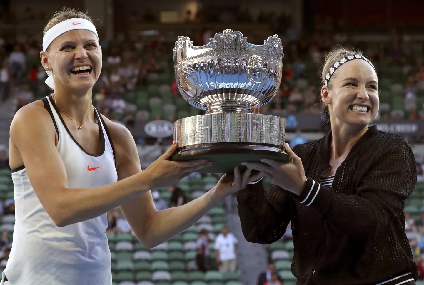 Bethanie Mattek-Sands (paremal) ja Lucie Šafarova Austraalia lahtiste võidukarikaga.